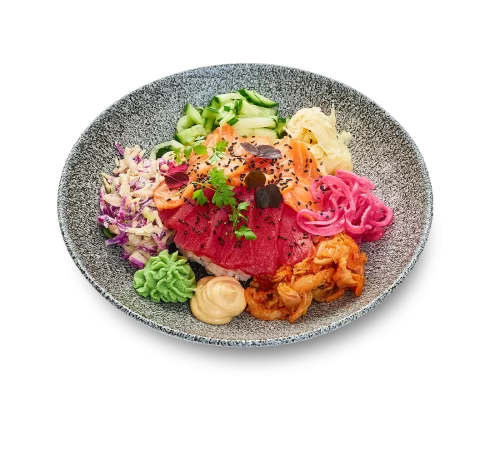 Fina skivor av norsk lax och MSC-märkt tonfisk på en bädd av sushiris med misomajonnäs. Friskt och umami; havet och himlen i ett.