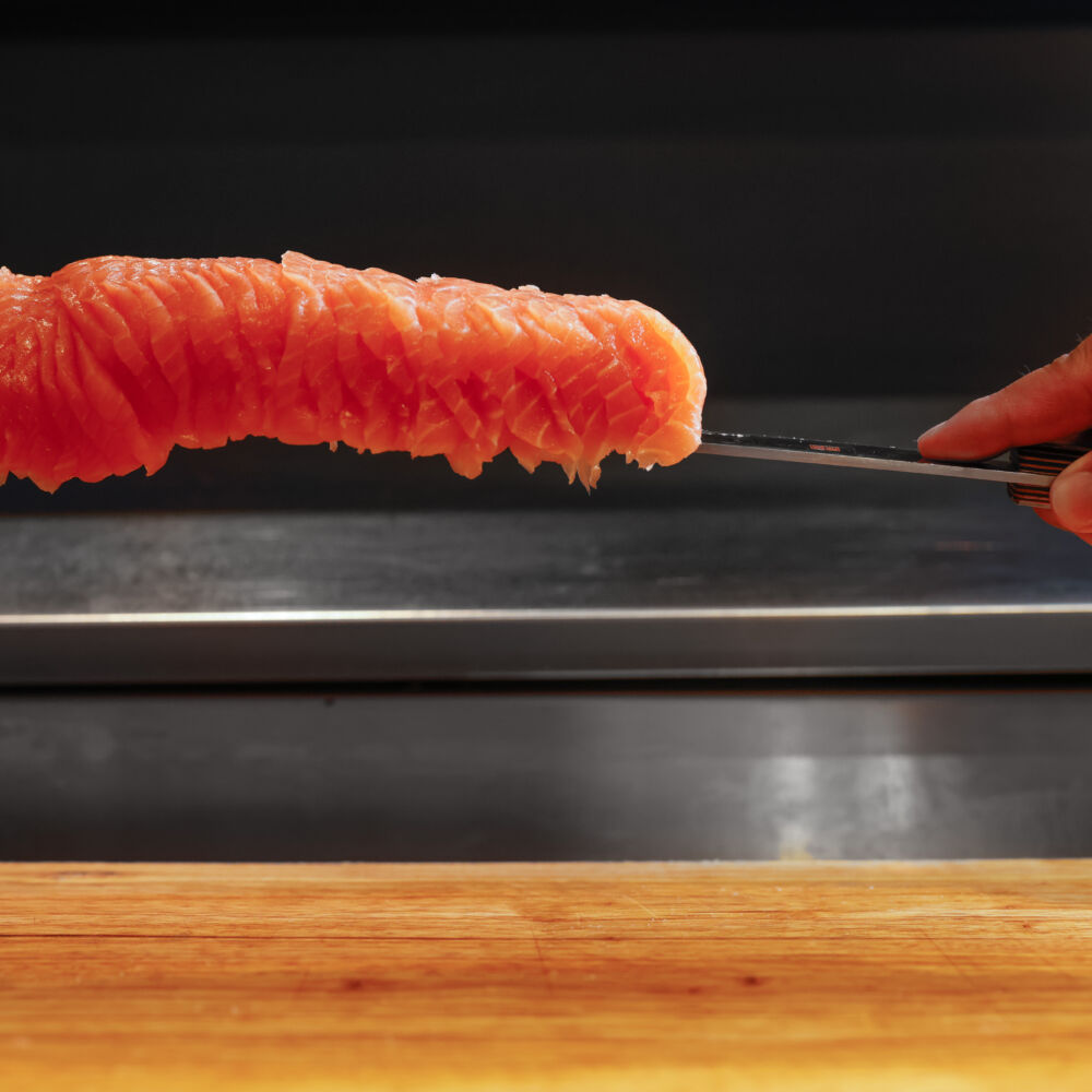 uppskuren lax på en kniv