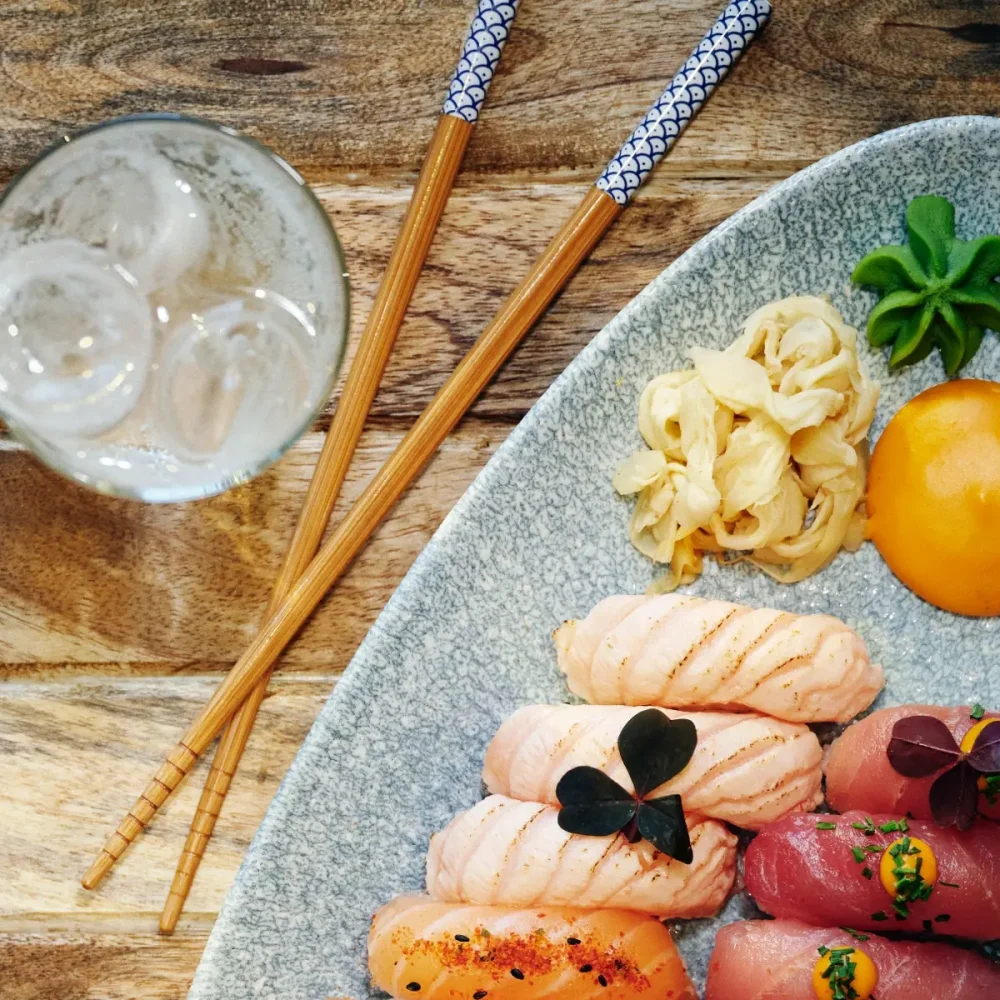 sushi ,ett glas vatten och ätpinnar