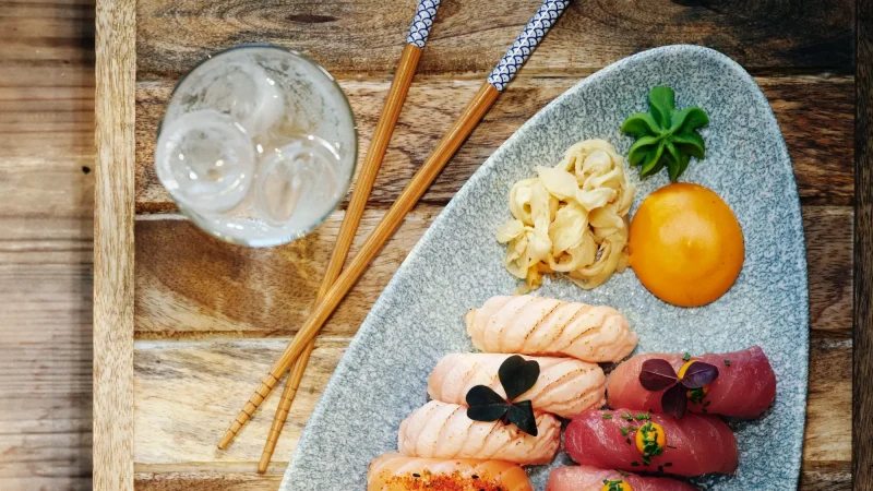sushi ,ett glas vatten och ätpinnar