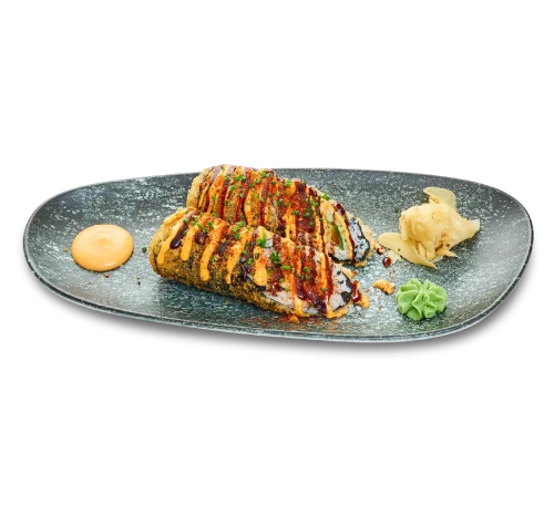 Burrito Roll – Panerad och friterad Roll med lax, gurka och avokado, täckt av Chili Mayo, Teriyakisås och Shichimikrydda. Ätes bäst med handskar.