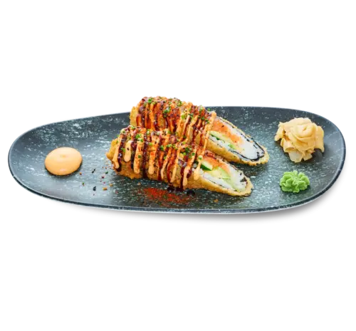 Burrito Roll Salmon – Panerad och friterad Roll med ASC-märkt lax, gurka och avokado, täckt av Chili Mayo, Teriyakisås och Shichimikrydda. Ätes bäst med handskar.
