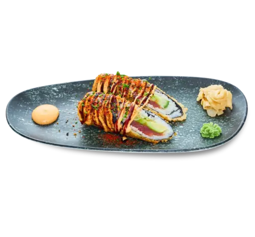 Burrito Roll Tuna – Panerad och friterad Roll med MSC-märkt tonfisk, gurka och avokado, täckt av Chili Mayo, Teriyakisås och Shichimikrydda. Ätes bäst med handskar.