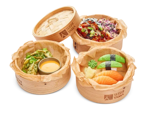 En magisk servering med en variation av rätter. Friterad kyckling med ris, sushi nigiris och krispiga dumplings. Tre rätter i en smakresa.