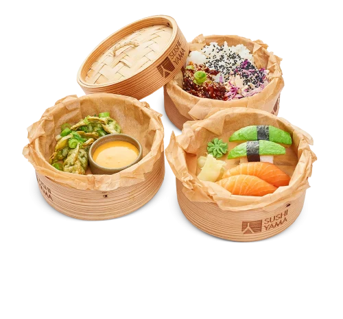 En magisk servering med en variation av rätter. Yakiniku med ris, sushi nigiris och krispiga dumplings. Tre rätter i en smakresa.