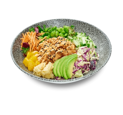 Halstrade kuber av marinerad MSC-certifierad tonfisk på en bädd av sushiris serverad med krämig avokado och het Chili Mayo samt fräscha grönsaker.